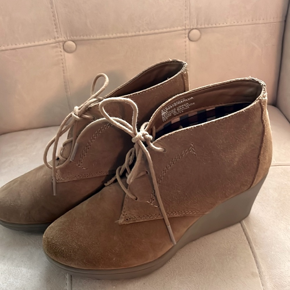 Women’s size 6 wedge White Mountain leather booties. Very good condition